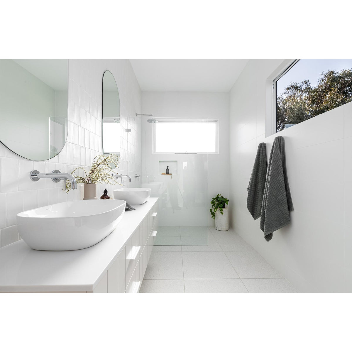 Round Wall Shower Curved Arm 400mm - Polished Chrome