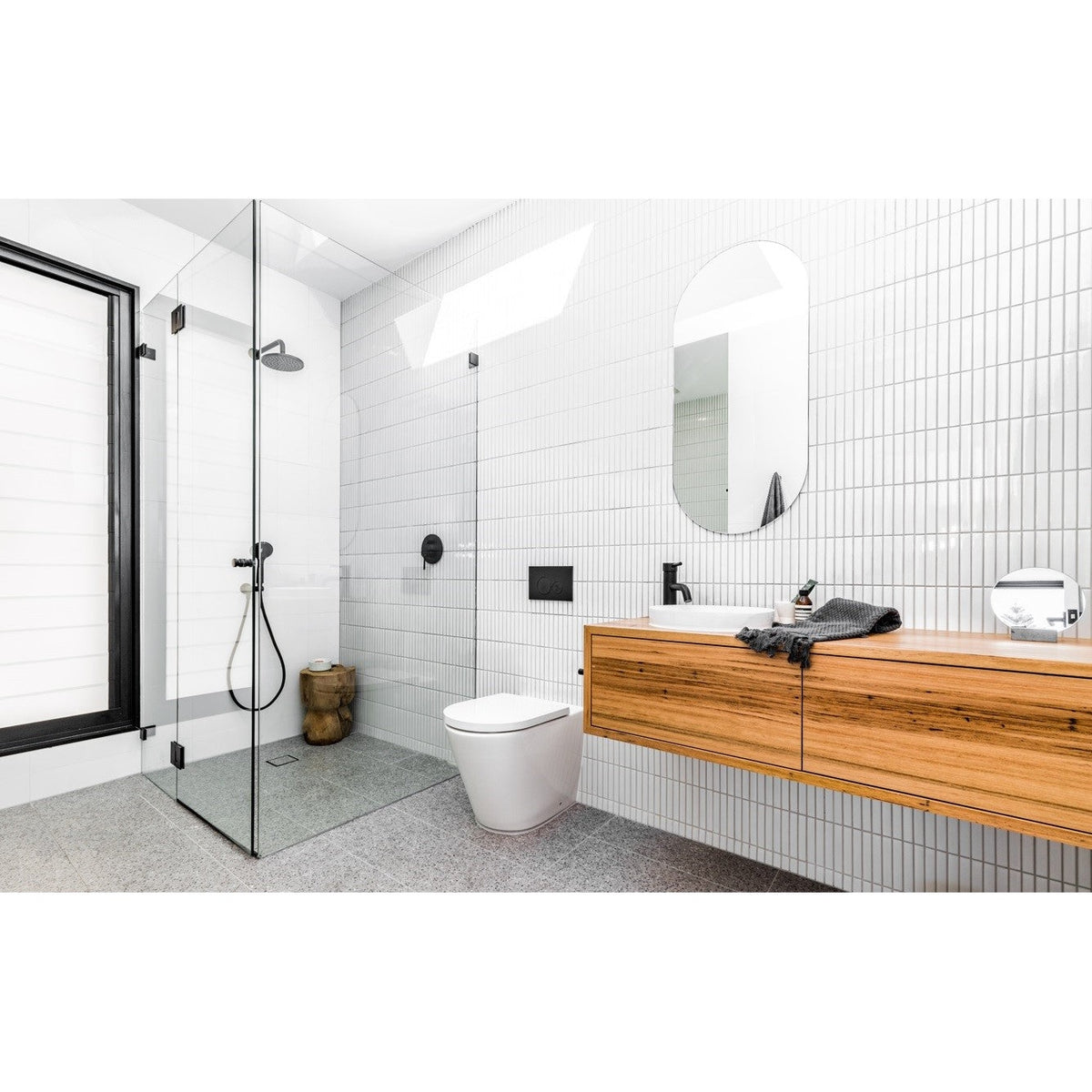 Round Wall Shower Curved Arm 400mm - Matte Black