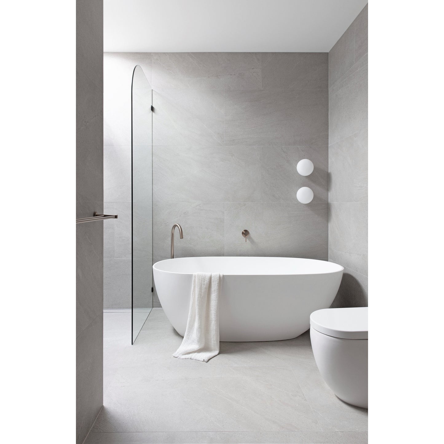Round Freestanding Bath Spout - Champagne