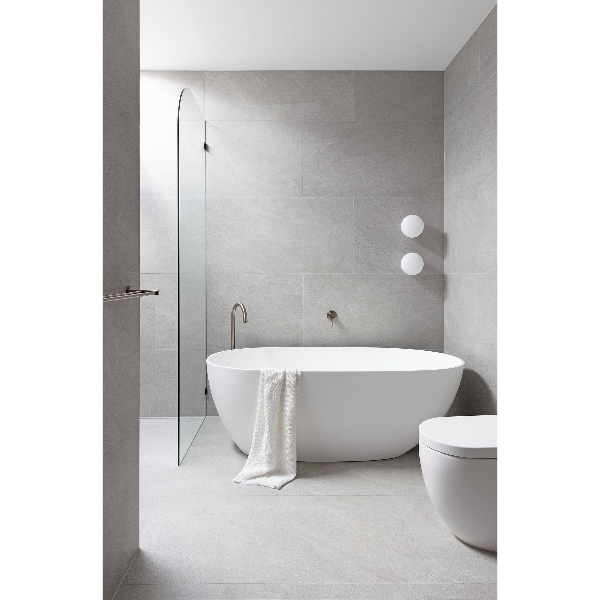 Round Freestanding Bath Spout - Champagne