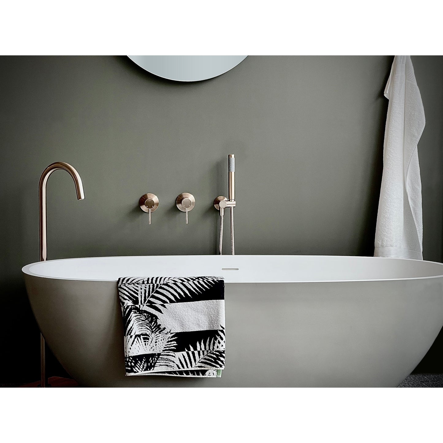 Round Freestanding Bath Spout - Champagne