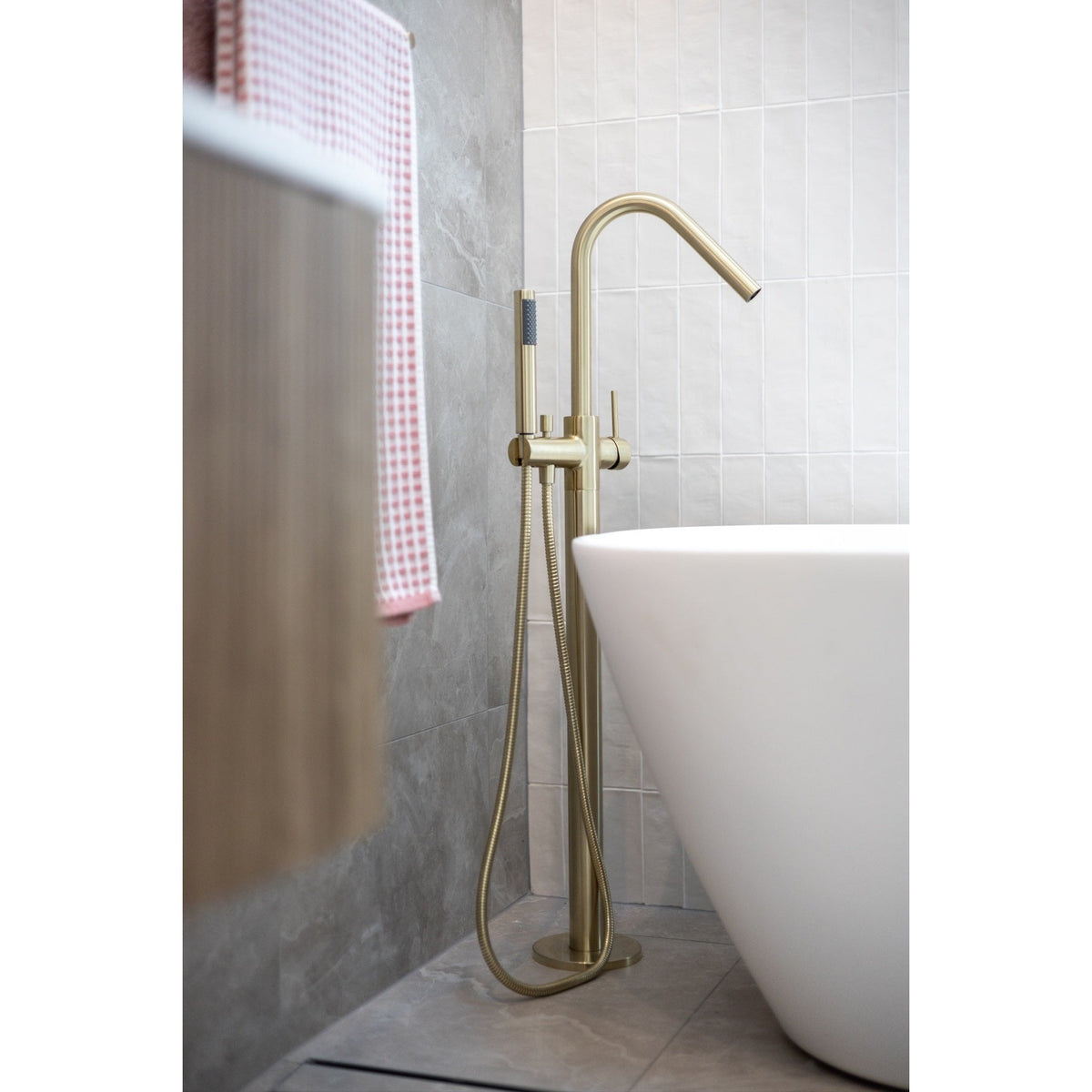 Round Freestanding Bath Spout and Hand Shower in Matte Black - rear mounting detail (22 of 40)