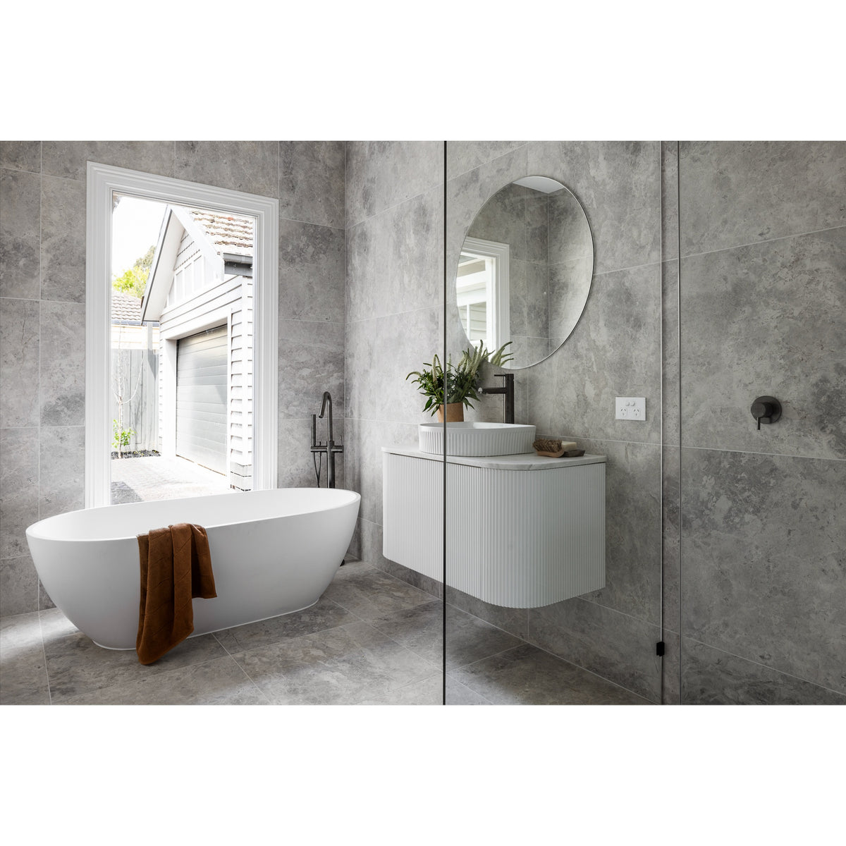 Round Freestanding Bath Spout and Hand Shower in Matte Black - finish and profile close-up (39 of 40)
