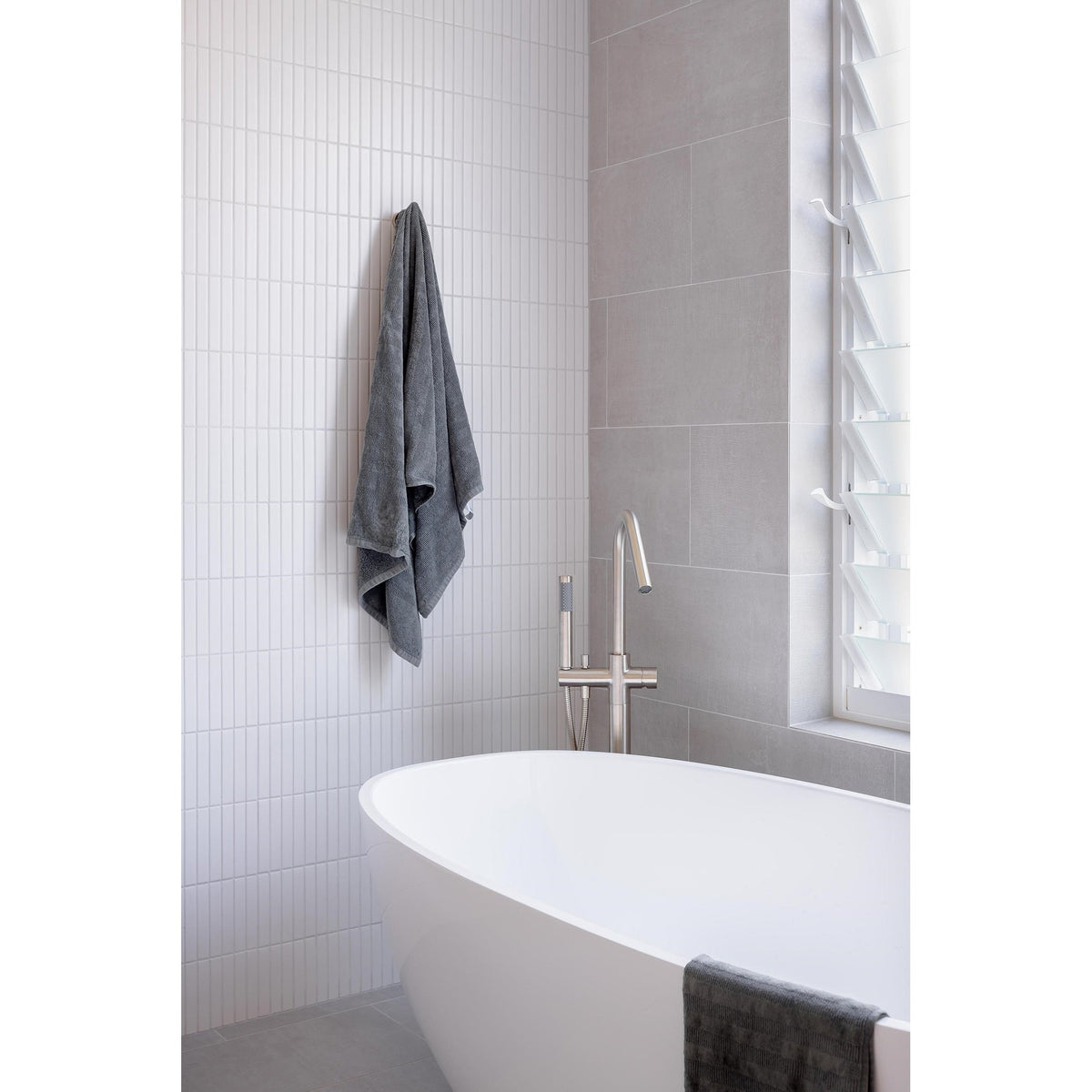 Round Pinless Freestanding Bath Spout and Hand Shower - Brushed Nickel