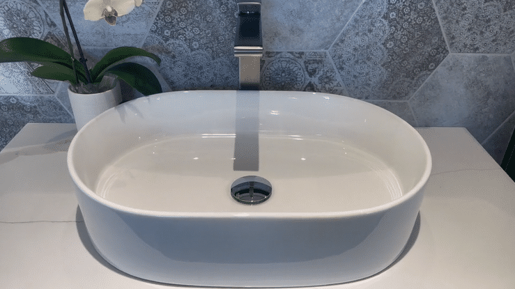Quay Oval 500x330x120 Gloss White Basin - front view